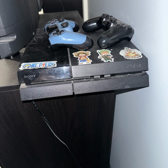 PlayStation 4 (2 controllers) - Picture 1 of 3